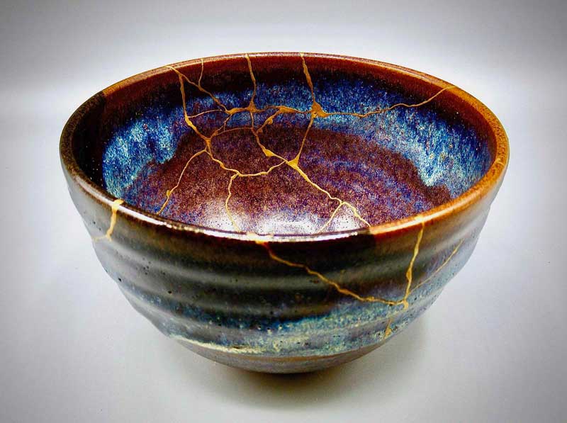 Bowels of The Earth – Water, 2020 Medium: 1960s Kyoto earthenware, Urushi lacquer and 24K gold
